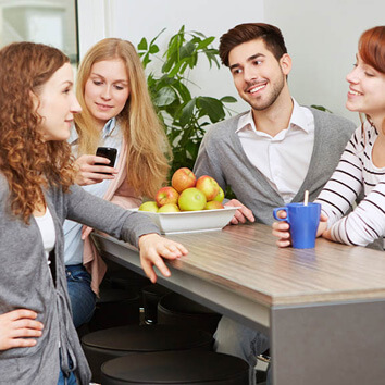 Un distributeur automatique de boisson dans la salle de pause